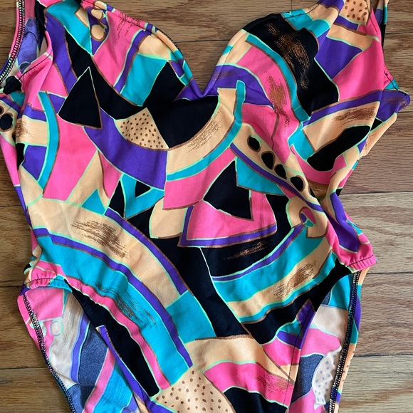 ‼️SOLD ‼️ Retro 80s Hi-thigh Geometric Swimsuit - Picture 3 of 14